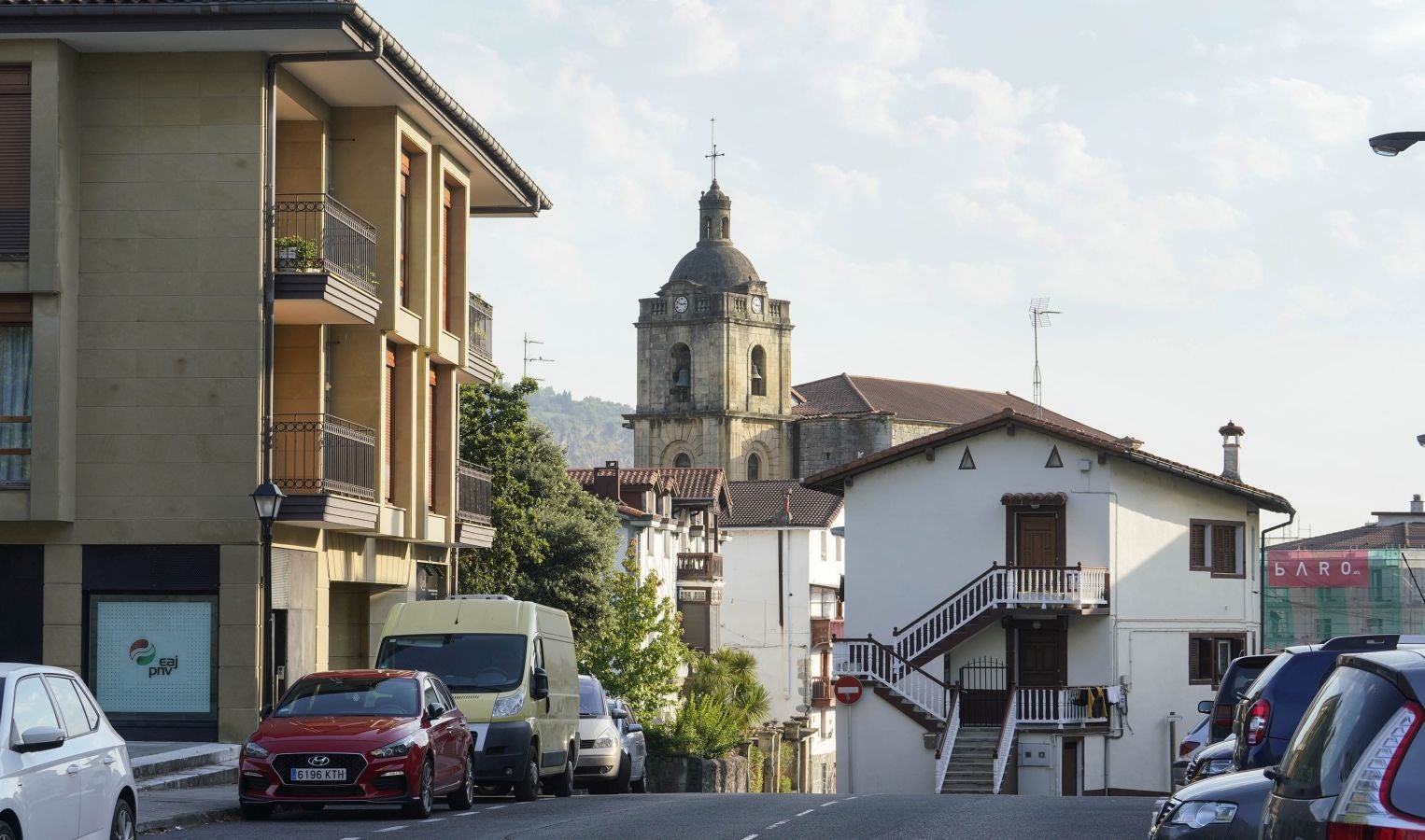 Entre los valles del Oria y del Urumea, rodeado de bellos montes, fue un importante lugar de paso en la ruta jacobea que discurría por el interior de Gipuzkoa. 