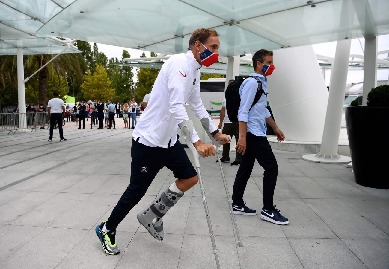 El entrenador del PSG, con un esguince en el quinto metatarsiano, dirigió el choque frente al Atalanta con una férula en su tobillo izquierdo fabricada por Gureak
