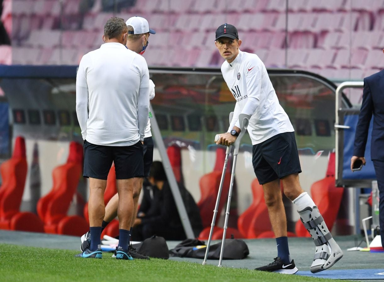 El entrenador del PSG, con un esguince en el quinto metatarsiano, dirigió el choque frente al Atalanta con una férula en su tobillo izquierdo fabricada por Gureak