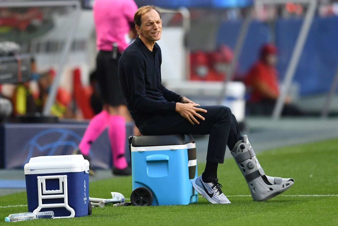 El entrenador del PSG, con un esguince en el quinto metatarsiano, dirigió el choque frente al Atalanta con una férula en su tobillo izquierdo fabricada por Gureak