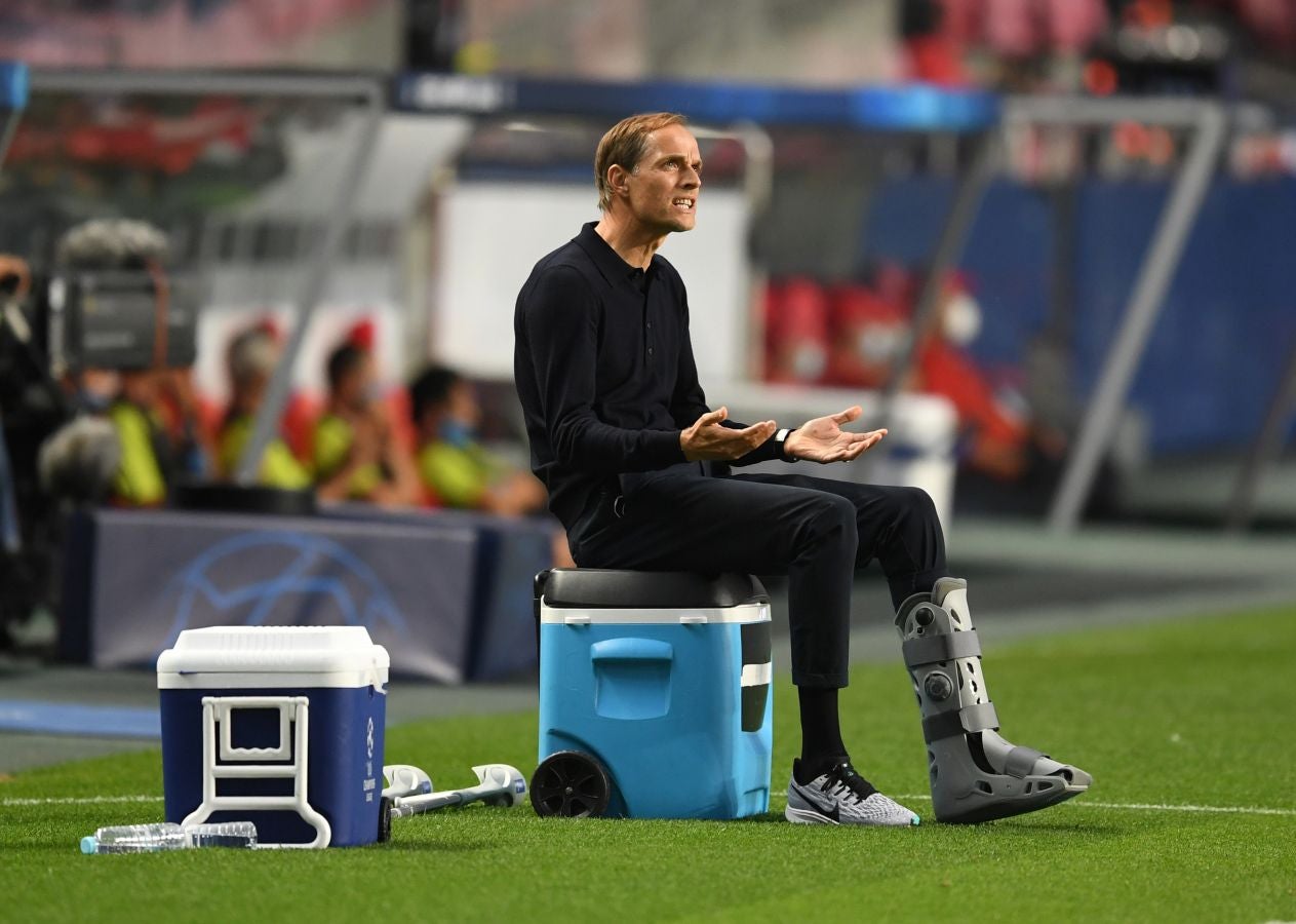 El entrenador del PSG, con un esguince en el quinto metatarsiano, dirigió el choque frente al Atalanta con una férula en su tobillo izquierdo fabricada por Gureak