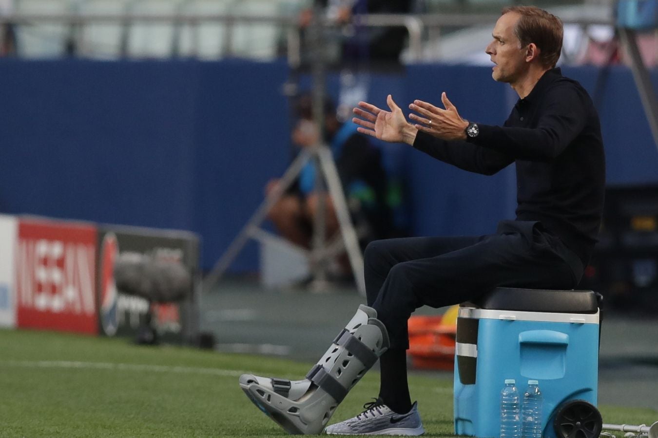 El entrenador del PSG, con un esguince en el quinto metatarsiano, dirigió el choque frente al Atalanta con una férula en su tobillo izquierdo fabricada por Gureak
