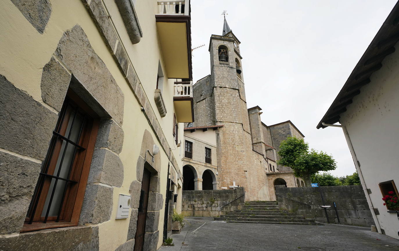 En los caseríos de esta localidad de Tolosaldea han nacido guipuzcoanos ilustres como Julián Lizardi, Pello Errota o Bernardo Atxaga, autor de Obaba