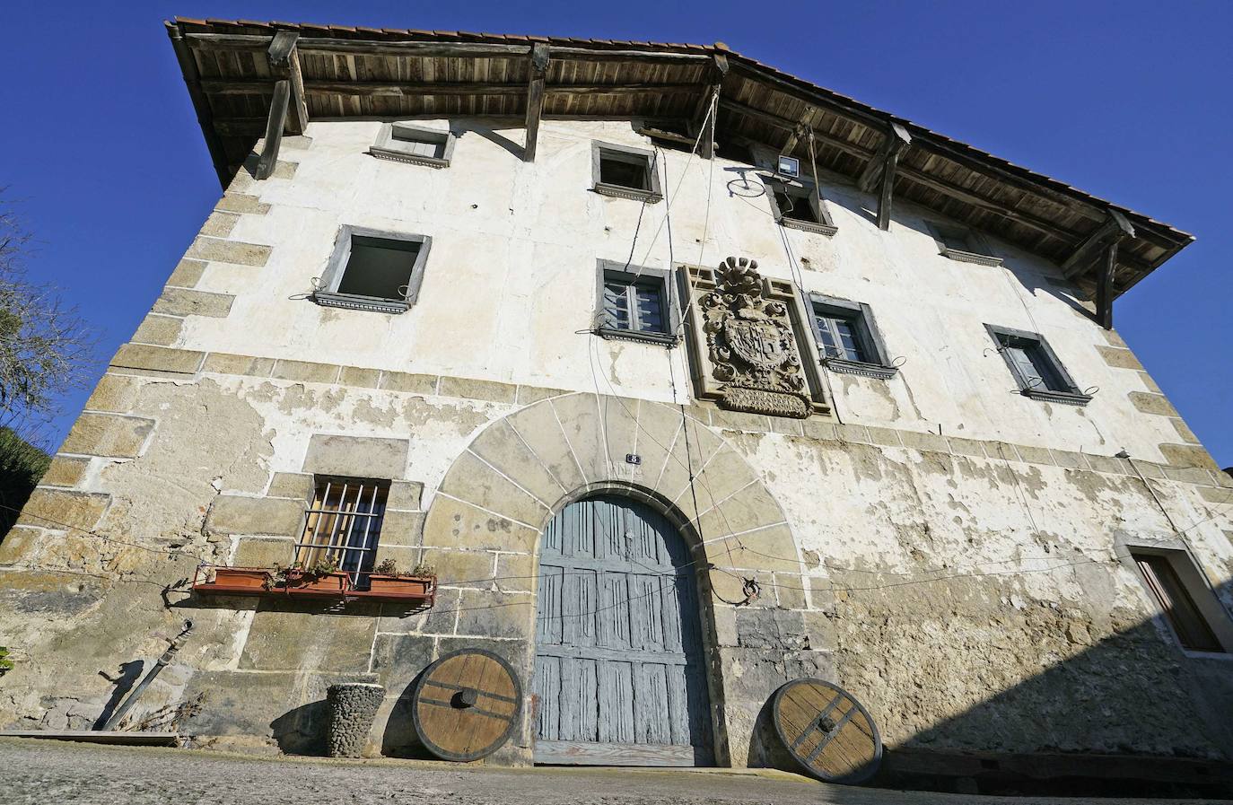 En los caseríos de esta localidad de Tolosaldea han nacido guipuzcoanos ilustres como Julián Lizardi, Pello Errota o Bernardo Atxaga, autor de Obaba