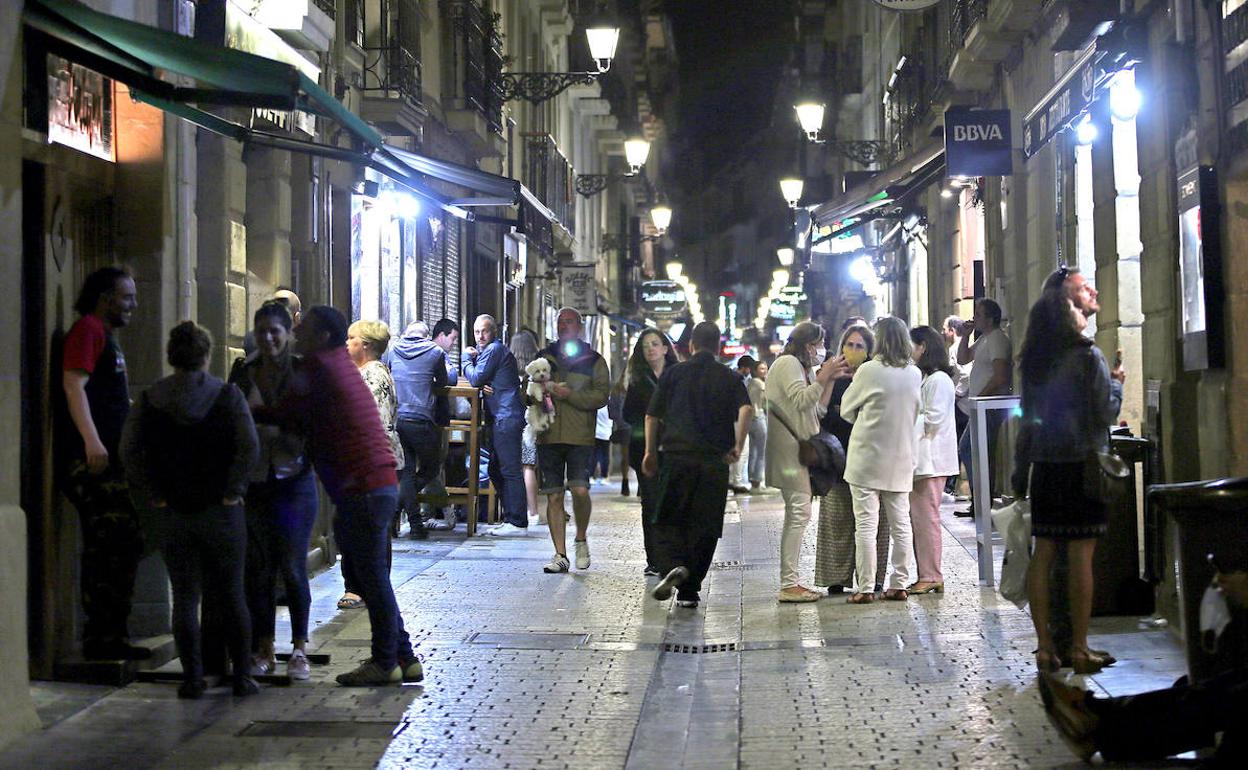 Los jueces vascos amplían el horario del ocio nocturno, mientras el Gobierno decide cerrar pubs y discotecas
