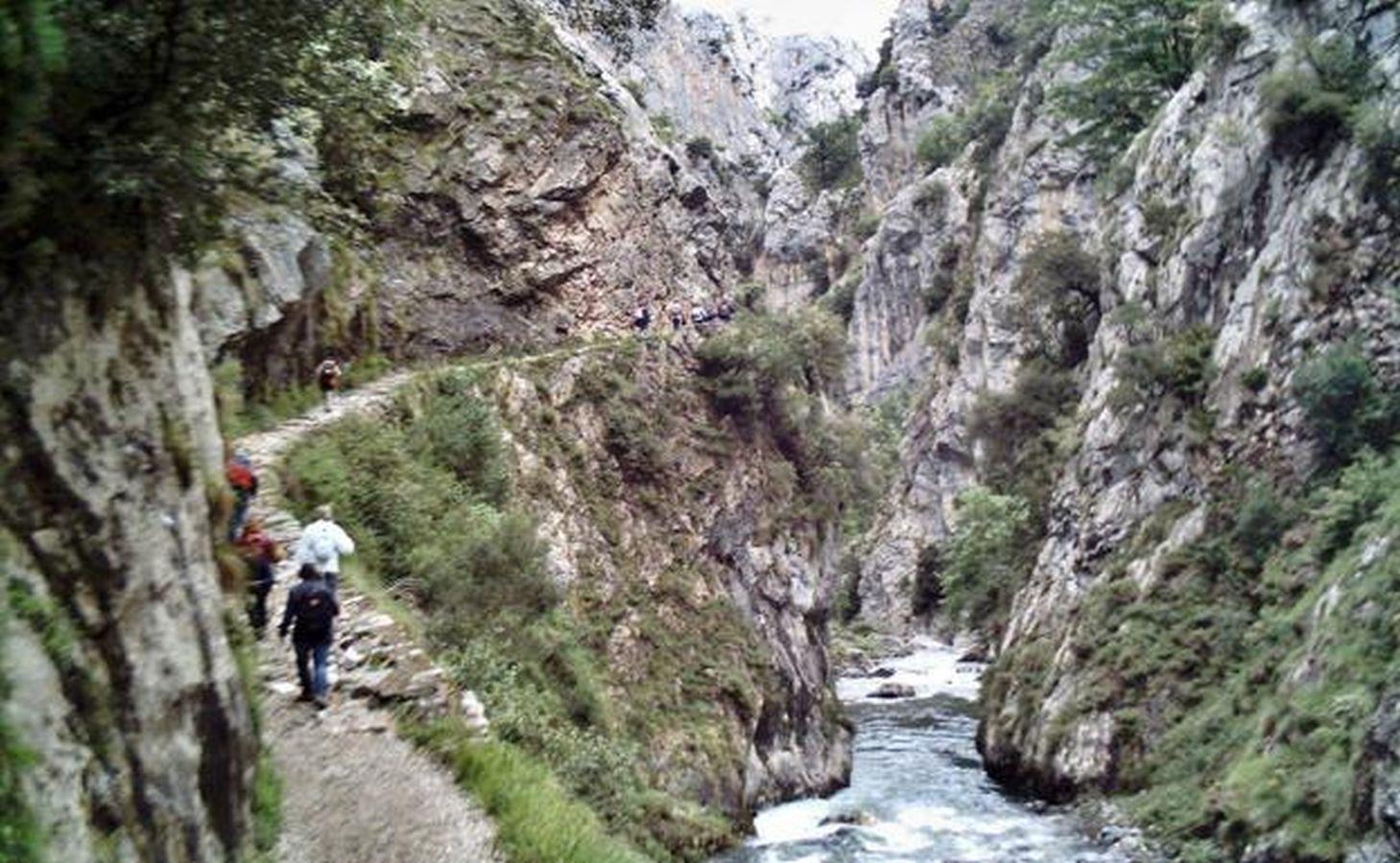 Ruta del Cares, Asturias, León / La ruta del Cares discurre a través de los Picos de Europa, entre la provincia de León y el Principado de Asturias, y es una de las más espectaculares y conocidas de España. Esta marcha discurre por un trayecto de algo más de 11 kilómetros 