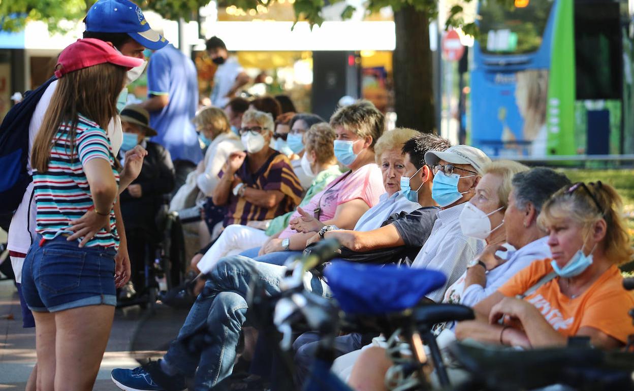 La consejera insiste en la obligación de llevar mascarilla en todo momento, mantener la distancia y renunciar a las reuniones con amigos y familiares no convivientes.