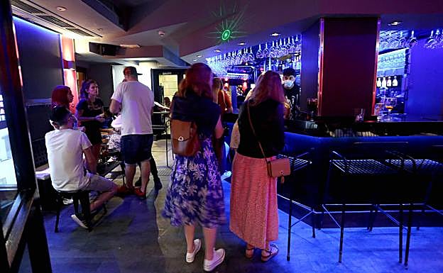 El Ejecutivo alega razones sanitarias para el cierre de bares a la 1.30 horas