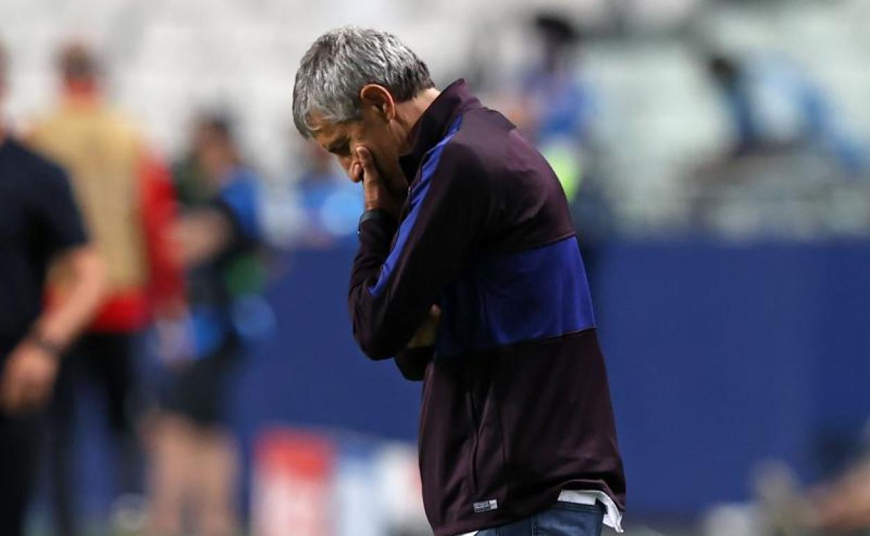 Quique Setién, abatido durante el partido ante el Bayern. 