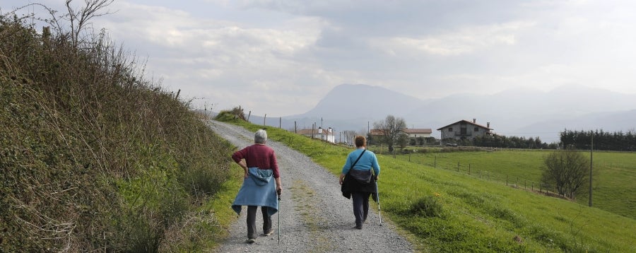 Enclavada en uno de los tramos más impresionantes de la costa, en una bellísima bahía, invita a perderse por las calles de su casco histórico y a disfrutar de sus hermosas playas. 