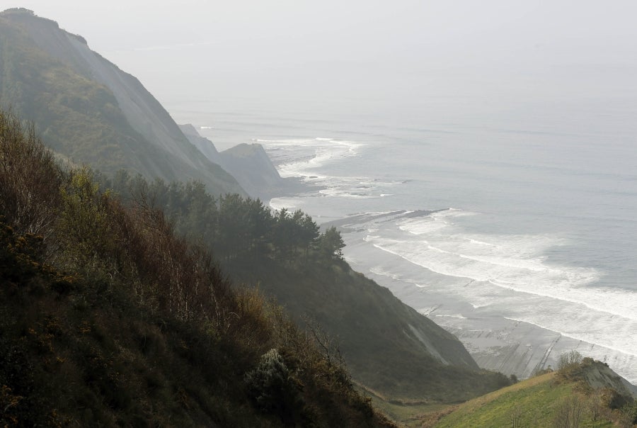 Enclavada en uno de los tramos más impresionantes de la costa, en una bellísima bahía, invita a perderse por las calles de su casco histórico y a disfrutar de sus hermosas playas. 