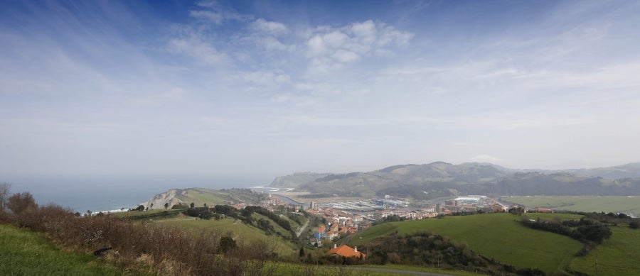 Enclavada en uno de los tramos más impresionantes de la costa, en una bellísima bahía, invita a perderse por las calles de su casco histórico y a disfrutar de sus hermosas playas. 