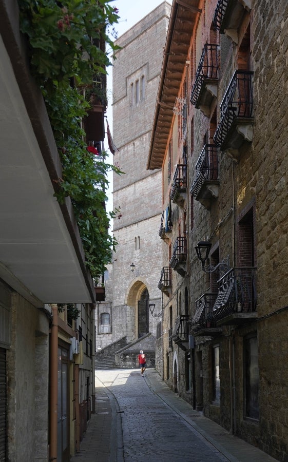 Enclavada en uno de los tramos más impresionantes de la costa, en una bellísima bahía, invita a perderse por las calles de su casco histórico y a disfrutar de sus hermosas playas. 