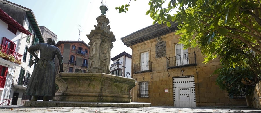 Enclavada en uno de los tramos más impresionantes de la costa, en una bellísima bahía, invita a perderse por las calles de su casco histórico y a disfrutar de sus hermosas playas. 