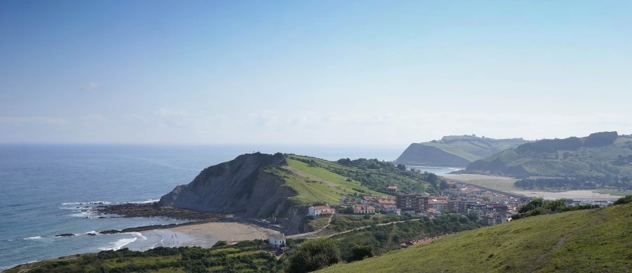 Enclavada en uno de los tramos más impresionantes de la costa, en una bellísima bahía, invita a perderse por las calles de su casco histórico y a disfrutar de sus hermosas playas. 
