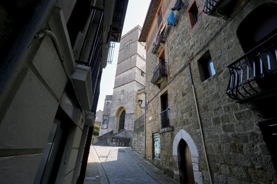 Enclavada en uno de los tramos más impresionantes de la costa, en una bellísima bahía, invita a perderse por las calles de su casco histórico y a disfrutar de sus hermosas playas. 