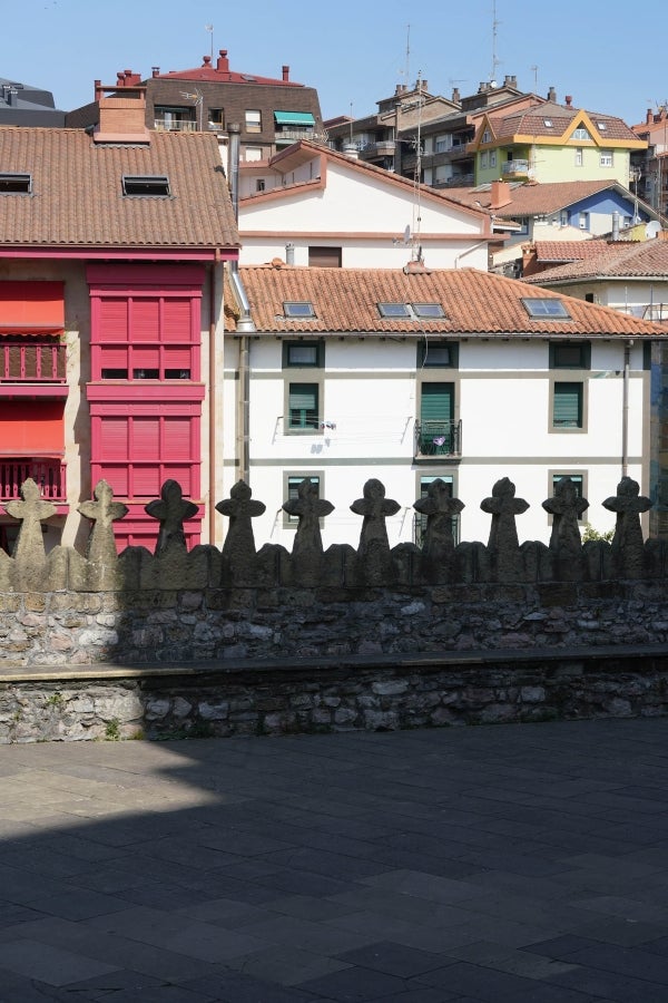 Enclavada en uno de los tramos más impresionantes de la costa, en una bellísima bahía, invita a perderse por las calles de su casco histórico y a disfrutar de sus hermosas playas. 