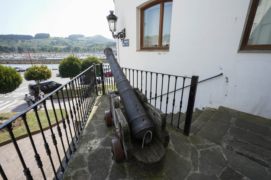 Enclavada en uno de los tramos más impresionantes de la costa, en una bellísima bahía, invita a perderse por las calles de su casco histórico y a disfrutar de sus hermosas playas. 