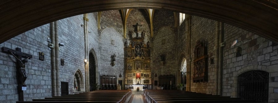 Enclavada en uno de los tramos más impresionantes de la costa, en una bellísima bahía, invita a perderse por las calles de su casco histórico y a disfrutar de sus hermosas playas. 