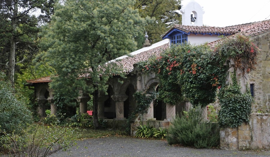 Enclavada en uno de los tramos más impresionantes de la costa, en una bellísima bahía, invita a perderse por las calles de su casco histórico y a disfrutar de sus hermosas playas. 