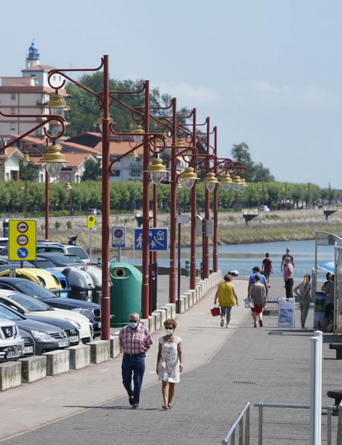 Enclavada en uno de los tramos más impresionantes de la costa, en una bellísima bahía, invita a perderse por las calles de su casco histórico y a disfrutar de sus hermosas playas. 