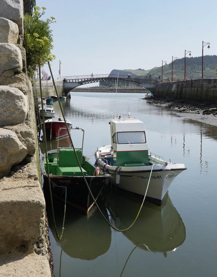Enclavada en uno de los tramos más impresionantes de la costa, en una bellísima bahía, invita a perderse por las calles de su casco histórico y a disfrutar de sus hermosas playas. 