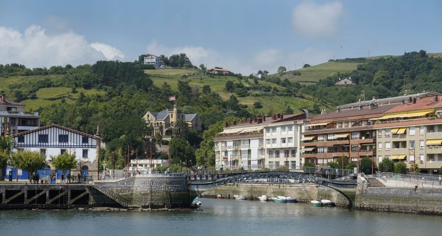 Enclavada en uno de los tramos más impresionantes de la costa, en una bellísima bahía, invita a perderse por las calles de su casco histórico y a disfrutar de sus hermosas playas. 