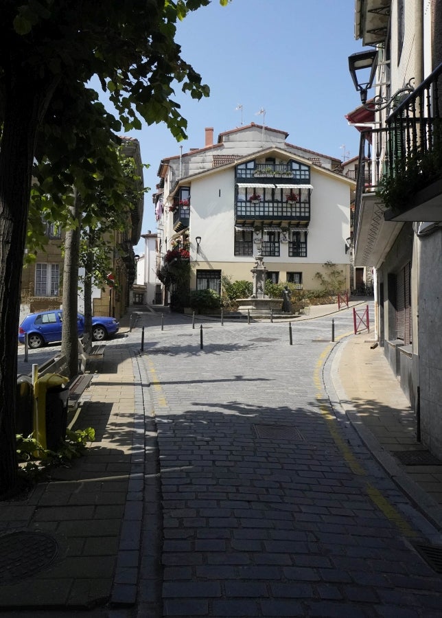 Enclavada en uno de los tramos más impresionantes de la costa, en una bellísima bahía, invita a perderse por las calles de su casco histórico y a disfrutar de sus hermosas playas. 