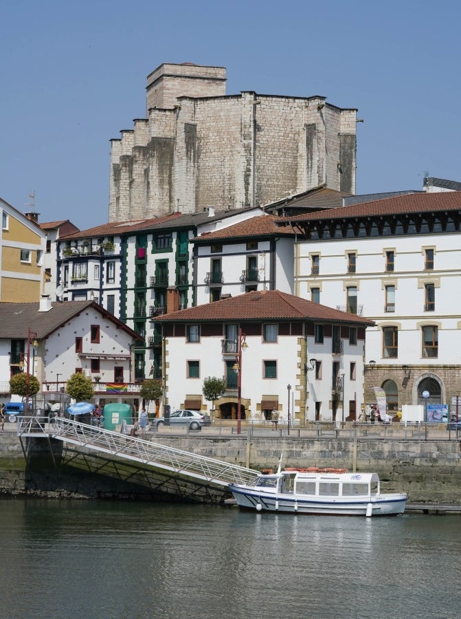 Enclavada en uno de los tramos más impresionantes de la costa, en una bellísima bahía, invita a perderse por las calles de su casco histórico y a disfrutar de sus hermosas playas. 