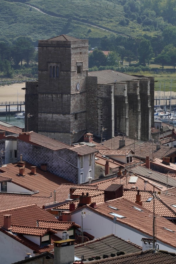 Enclavada en uno de los tramos más impresionantes de la costa, en una bellísima bahía, invita a perderse por las calles de su casco histórico y a disfrutar de sus hermosas playas. 