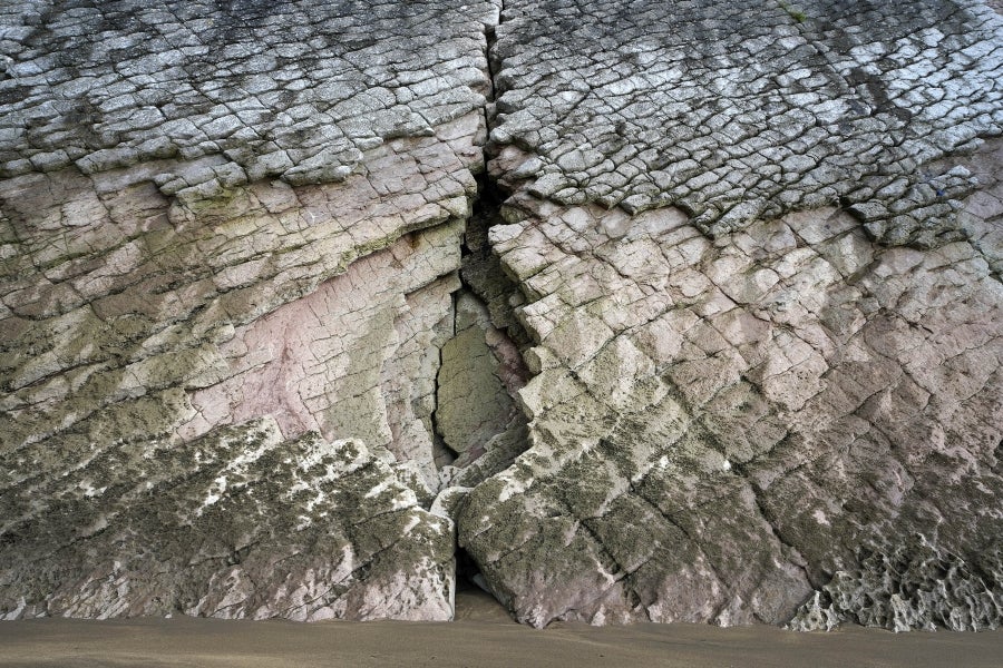 Enclavada en uno de los tramos más impresionantes de la costa, en una bellísima bahía, invita a perderse por las calles de su casco histórico y a disfrutar de sus hermosas playas. 