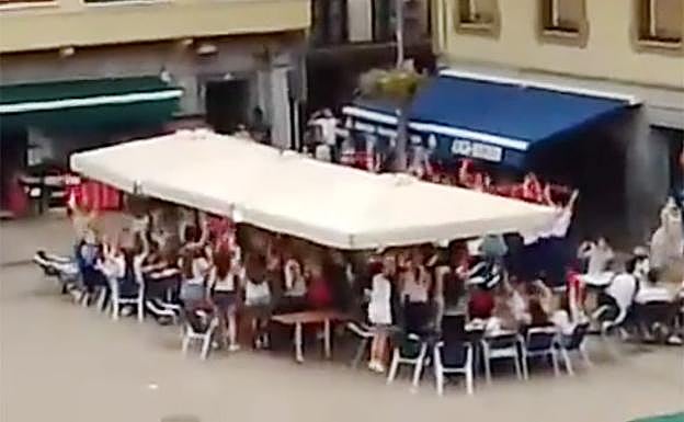 Imagen principal - Epidemia Covid-19: Denuncian las celebraciones en Deba de las &#039;no fiestas&#039;