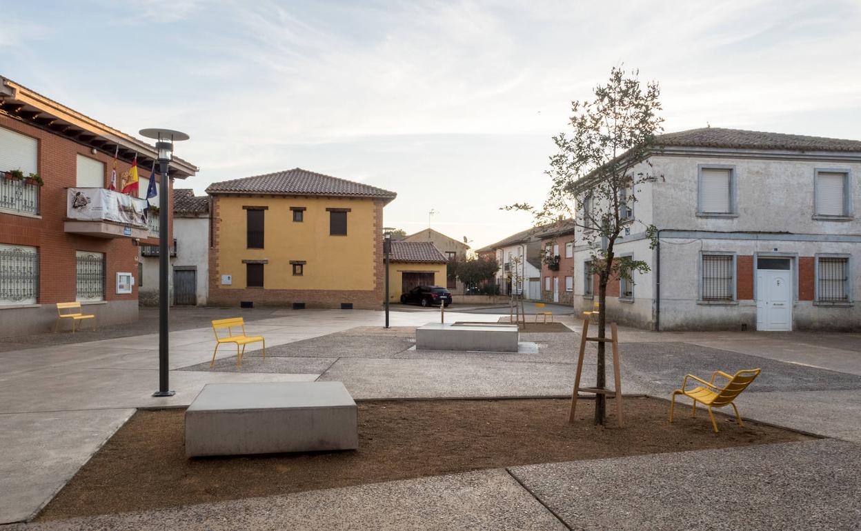 La plaza de Mansilla Mayor. Centrada en lo fundamental: la fuente, los bancos, los árboles... 