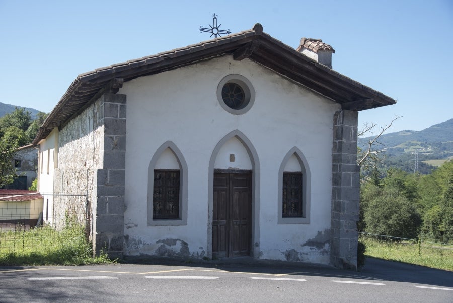 A pesar de situarse en Tolosaldea, Aduna se agregó a Donostia desde el año 1450 a 1883, anexión que provocó tensiones entre Tolosa y la capital guipuzcoana. 
