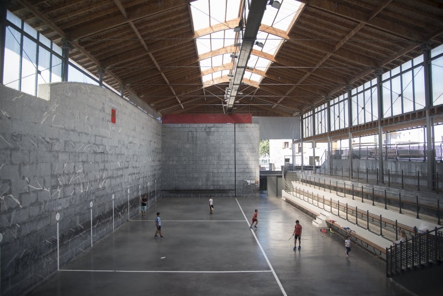 A pesar de situarse en Tolosaldea, Aduna se agregó a Donostia desde el año 1450 a 1883, anexión que provocó tensiones entre Tolosa y la capital guipuzcoana. 