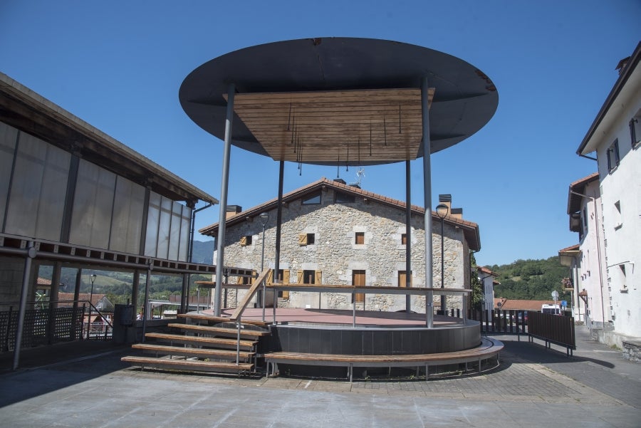 A pesar de situarse en Tolosaldea, Aduna se agregó a Donostia desde el año 1450 a 1883, anexión que provocó tensiones entre Tolosa y la capital guipuzcoana. 