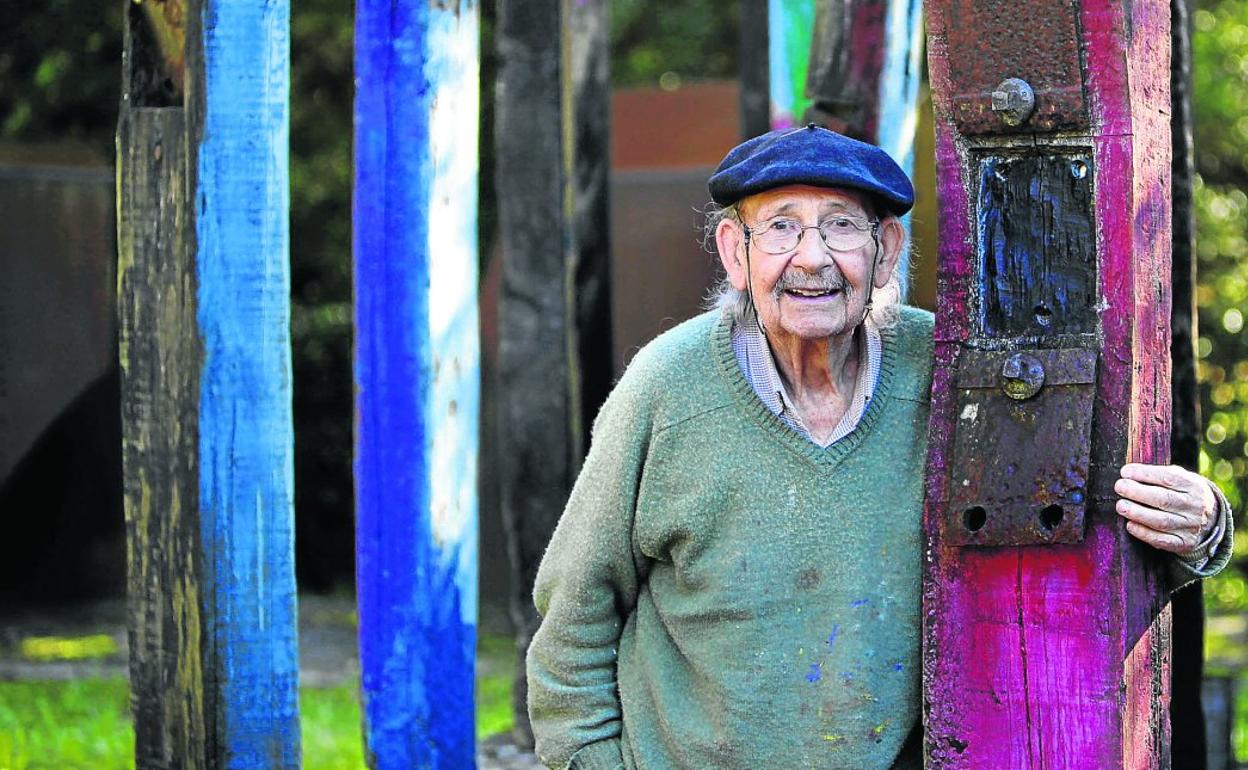 Agustín Ibarrola, rodeado de su obra en su caserío de Oma, en Kortezubi. 