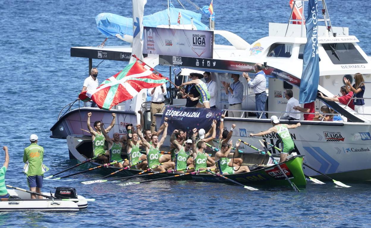 La embarcación de Hondarribia celebra su triunfo 