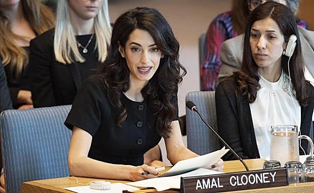 Amal Clooney, con la premio Nobel de la Paz y embajadora de Buena Voluntad por la Dignidad de los Sobrevivientes de Trata de Personas Nadia Murad, en la ONU. 