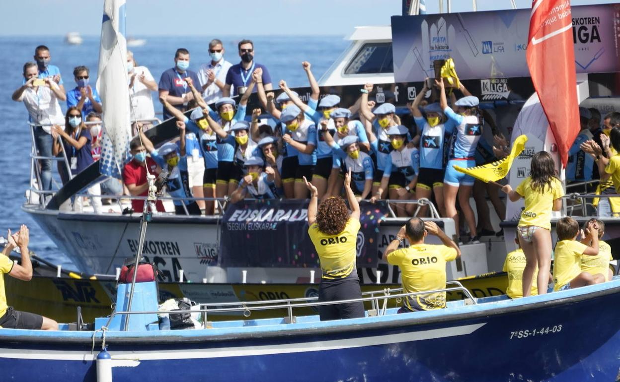 Orio celebra su victoria en aguas de Zarautz. 