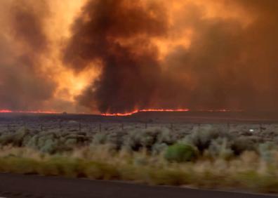 Imagen secundaria 1 - Un tornado de fuego arrasa el norte de California