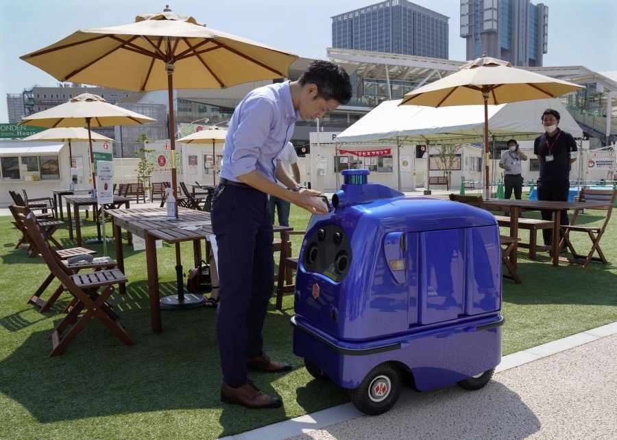 Robot repartidor para mantener la distancia social. 