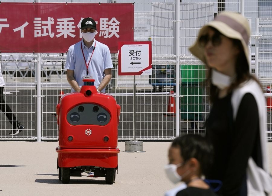 Robot repartidor para mantener la distancia social. 