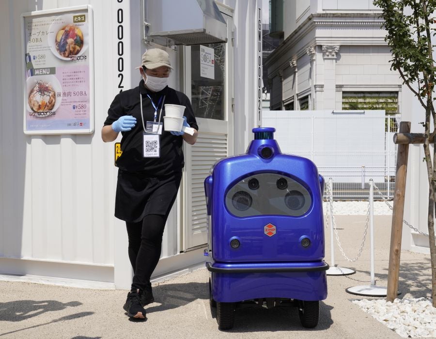 Robot repartidor para mantener la distancia social. 