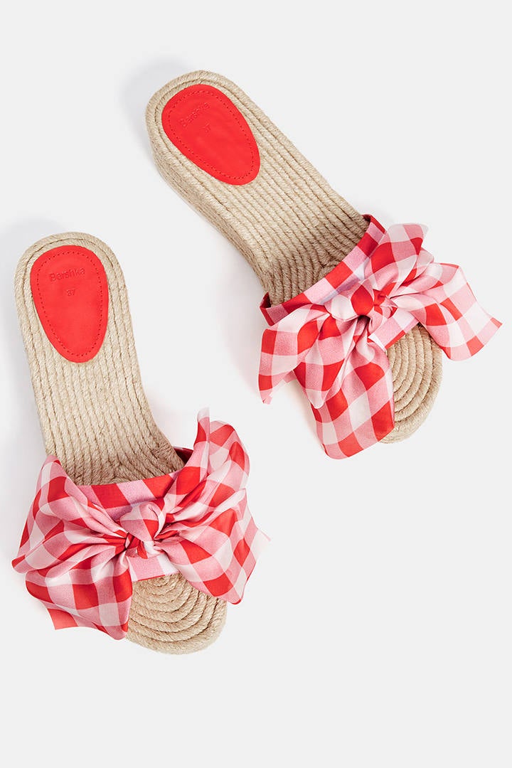 Nuevamente, y como no podía ser de otra manera, apostar por los cuadros vichy será un acierto. Es una tendencia que no cesará y por ello, optar por estas sandalias será un acierto seguro. Con ellas, tanto por el estampado como por el color, transmitirás un aire de poder, seducción y energía, ideal para los días de verano