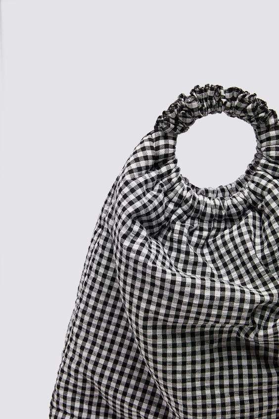 El denominado "bolso saco" se ha convertido en una de las tendencias más arraigadas de las nuevas colecciones. Diseños originales y prácticos que llegan dispuestos a sustituir a las socorridas bandoleras. Esta pieza fabricada en tela aportará un toque rústico a tu 'outfit' (y con el estampado 'top' del verano)