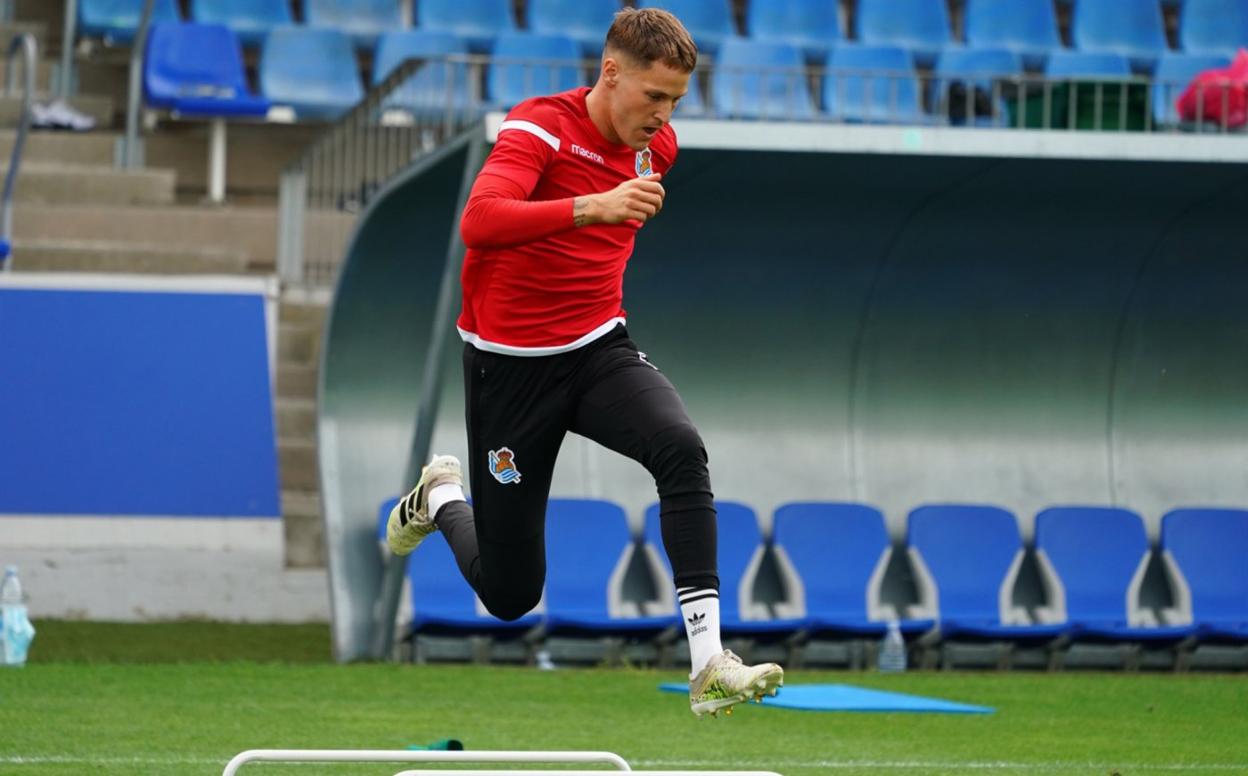 Remiro completa uno de los ejercicios que preparó el cuerpo técnico realista en la sesión de trabajo de ayer en Zubieta. 