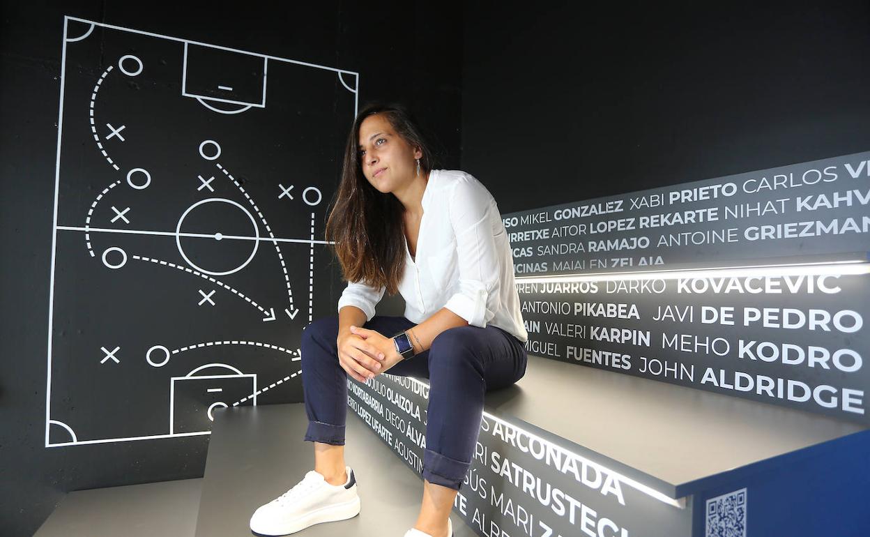 Aintzane Encinas, una enamorada del fútbol, pensativa al lado de una pizarra con estrategias. 