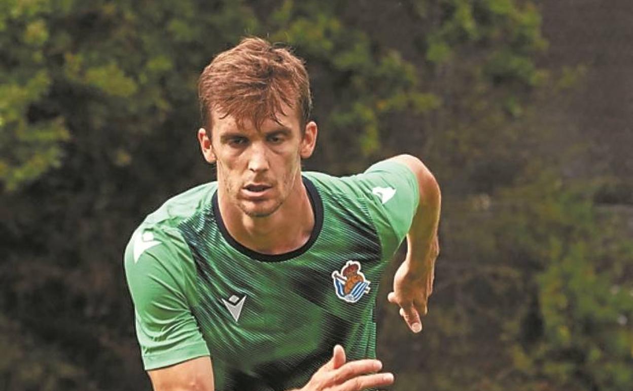 Diego Llorente trabaja este fin de semana pasado sobre el césped del José Luis Orbegozo de Zubieta. 