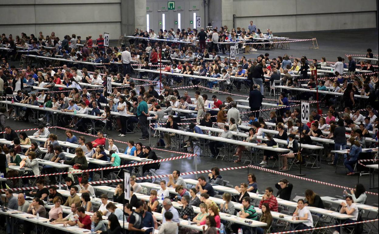 Opositores de Educación en un examen en el BEC.